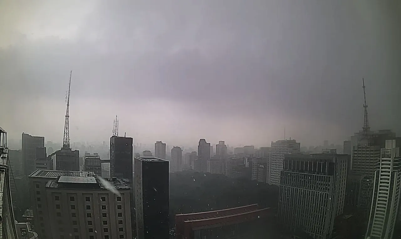 A imagem mostra o avanço de chuva intensa em São Paulo